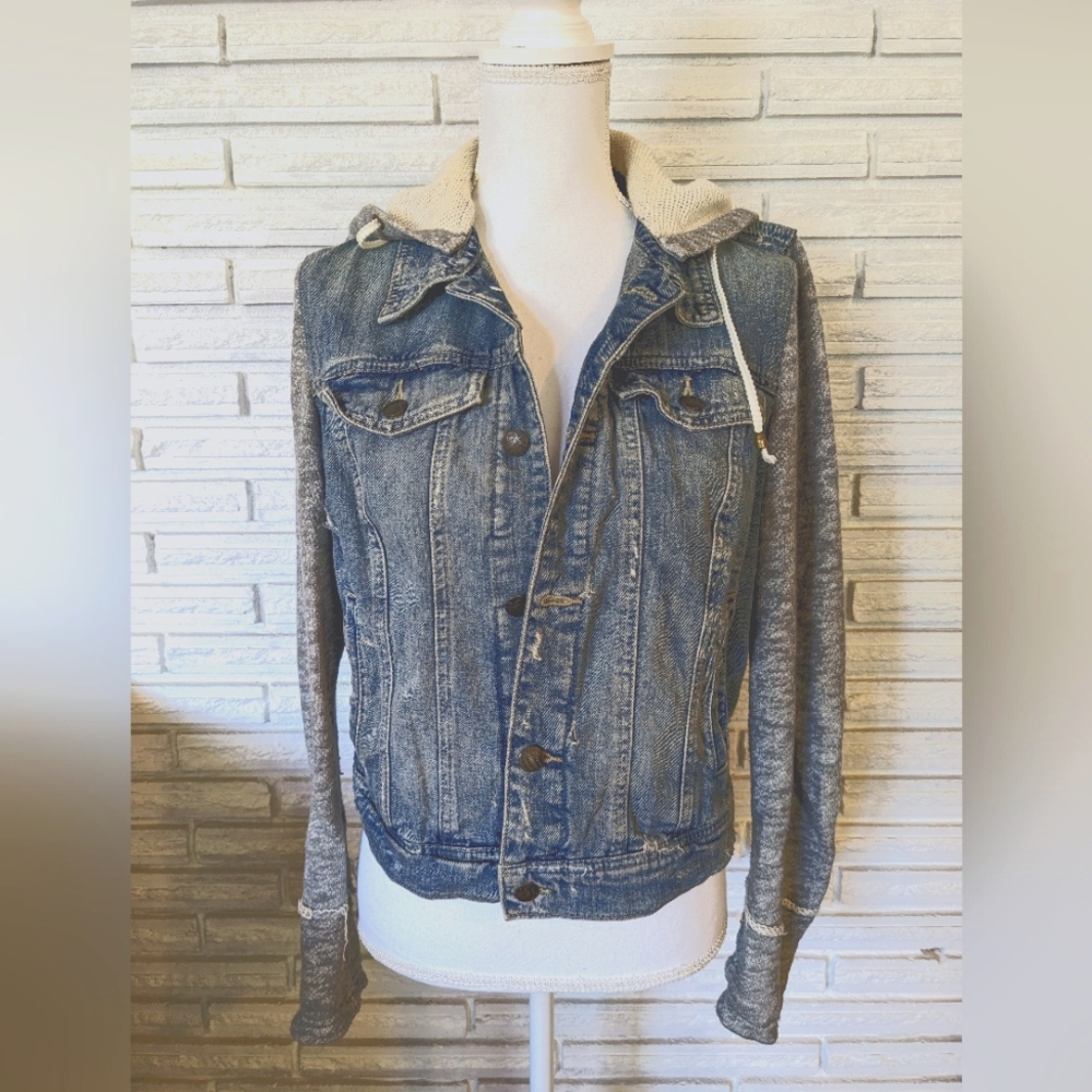 FREE PEOPLE Blue Distressed Denim Hybrid Jacket Size M Gray Sweater Sleeves